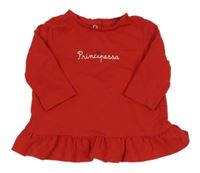 Červené triko s nápisem 