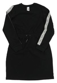 Černé vzorované šaty s pruhem s nápisy C&A