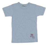 Svetlomodré tričko so znakmi s číslom a nápisom a šipkou BIMBUS