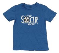 Tmavomodré tričko s nápisom a loptou