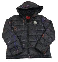 Čierno-farebná vzorovaná šušťáková zimná bunda s bleskami a kapucňou