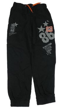 Čierne plátenné cuff nohavice s číslom John Baner