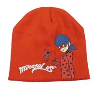 Červená čepice s obrázkem 