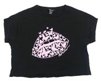 Čierne crop tričko s růžovou pusinkou a motýlikmi New Look
