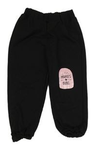 Čierne tepláky s ružovým potlačou s nápismi SHEIN