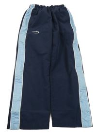 Tmavo-svetlomodré šušťákové nohavice s výšivkou