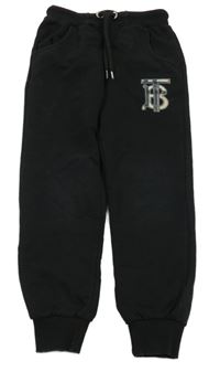 Čierne tepláky s nášivkou