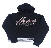 Čierna crop mikina s logy a kapucňou Hersey