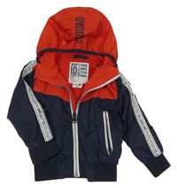 Tmavomodro-červený šusťákový jarní bomber s nápisy a pruhem a kapucí 