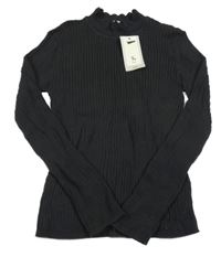 Nové - Čierny rebrovaný ľahký sveter Tu