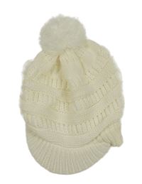 Biela pletená čapica s kšiltem a brmbolcom