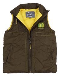 Hnědá šusťáková zateplená vesta s nášivkou 