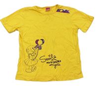 Žlté tričko s dívkou