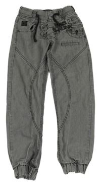 Šedé rifle s nápisem G-funk