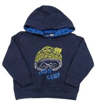 Tmavomodrá mikina s lyžiarskými okuliarmi a čepicí a kapucňou lupilu