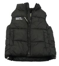 Černá prošívaná šusťáková zateplená vesta s nápisy a pruhem minoti