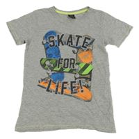 Sivé melírované tričko s nápismi a skateboardmi  Chapter young