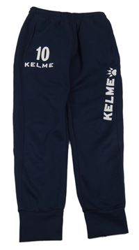 Tmavomodré tepláky s číslem