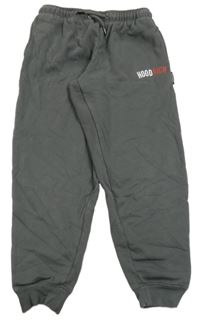 Tmavosivé tepláky s nápisom