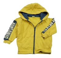 Žlto-tmavomodrá prepínaci mikina s nápisem na rukávu a kapucňou Pep&Co