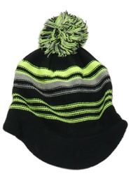 Černo-zelená pletená čepice s kšiltem a bambulí 