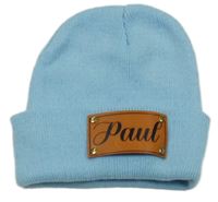 Svetlomodrá pletená čapica s nášivkou