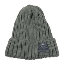 Šedá žebrovaná pletená čepice s nášivkou 