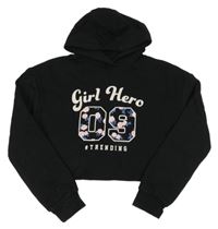 Čierna crop mikina s číslom s růžemi a nápismi a kapucňou C&A