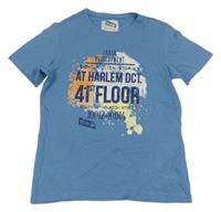 Modré tričko s nápismi a skvrnkami alive