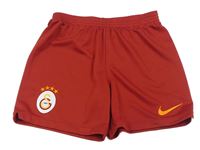Červené fotbalové kraťasy s erbem Nike 