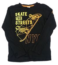 Čierne tričko so skateboardom a nápismi Chapter Young