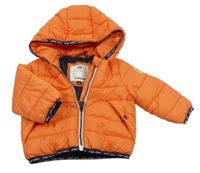 Oranžová prešívaná šušťáková prechodná bunda s nášivkou a kapucňou C&A