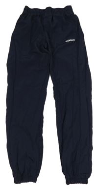 Tmavomodré šusťákové sportovní kalhoty s logem Adidas