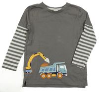 Šedé triko s pruhovanými rukávy a autem Alana 