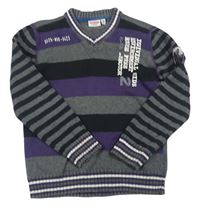 Sivo-čermo-fialový pruhovaný sveter s potlačou