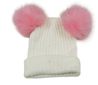 Biela rebrovaná čapica s bambulemi