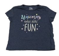 Tmavomodré tričko s nápisem Yd.