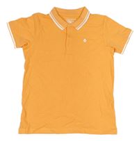 Oranžovo-biele polo tričko so znakom Matalan