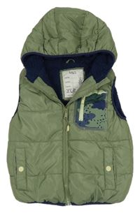 Khaki šušťáková zateplená vesta s army vreckom a kapucňou zn. M&S
