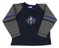 Tmavomodro-sivá mikina s číslom