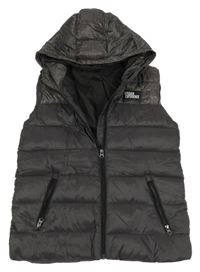 Tmavošedo-vzorovaná šusťáková zateplená vesta s nášivkou a kapucí Pepperts