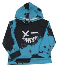 Čierno-modrá vzorovaná mikina s potlačou a kapucňou