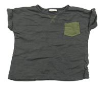 Tmavosivé tričko so zelenou vreckom Next