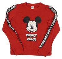 Červeno-čierna mikina s nápismi a Mickeym C&A