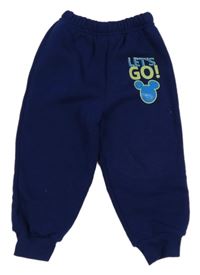 Tmavomodré tepláky s nápisem a Mickeym 