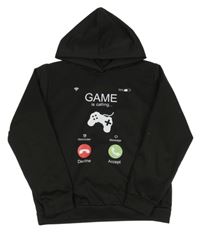 Čierna mikina s ovladačem a kapucňou