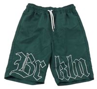 Tmavozelené šušťákové kraťasy s nápisom Chapter Young