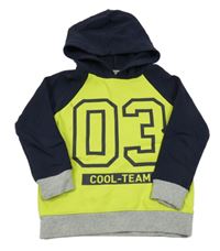 Limetkovo-tmavomodro-sivá mikina s číslom a kapucňou C&A