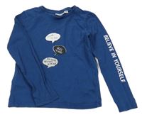 Tmavomodré tričko s bublinami a nápismi alive