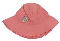 Růžový plátěný klobouk s motýlkem 
